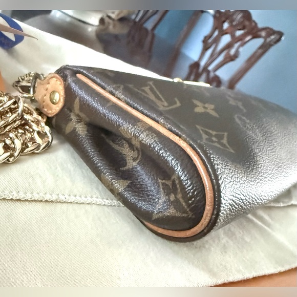 Louis Vuitton Eva 2-way Monogram Clutch/Crossbody
Comes w/ everything Almost new - Picture 6 of 16